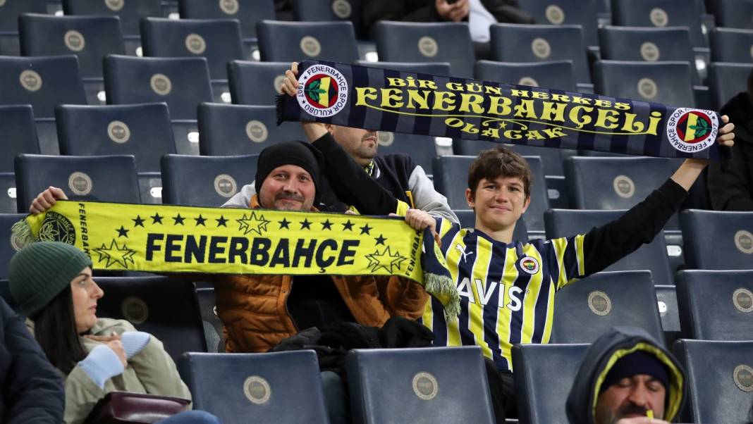 Fenerbahçe Fatih Karagümrük maçından çok özel fotoğraflar: Geri dönüş coşkusu tribünlere böyle yansıdı 16